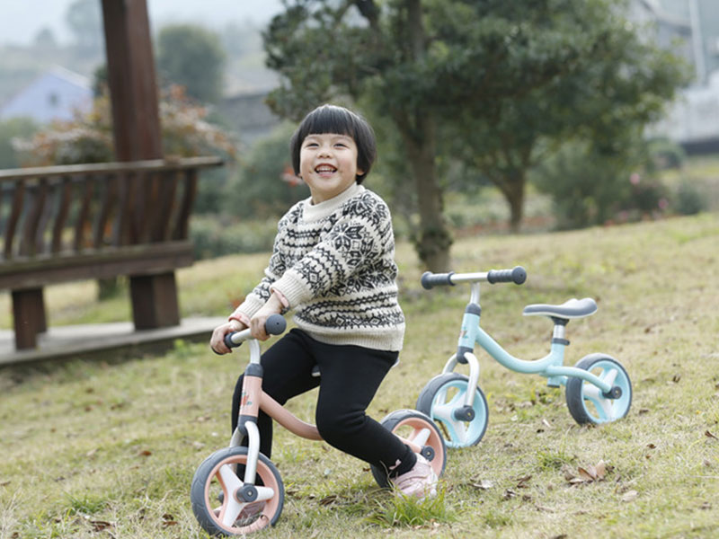 ¿Cuándo enseñan los padres a sus niños en bicicleta sin equilibrio? ¿Cuánta práctica es mejor?